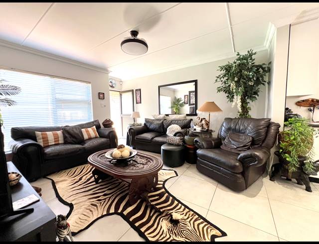 3 BEDROOM TOWNHOUSE FOR SALE IN JEFFREYS BAY CENTRAL